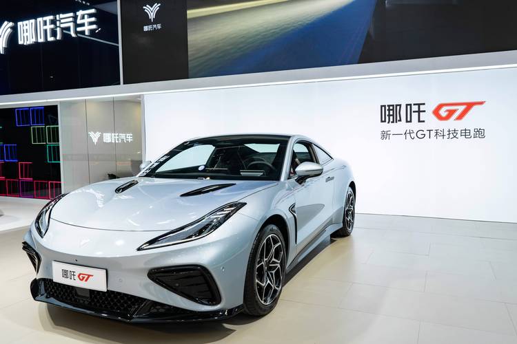 东莞28哪吒汽车在智能汽车领域的表现，领途汽车在新能源汽车市场中的影响力